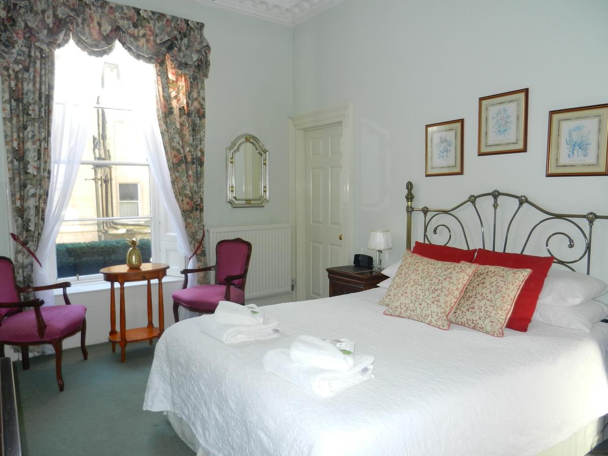 Habitación con cama extragrande y bañera